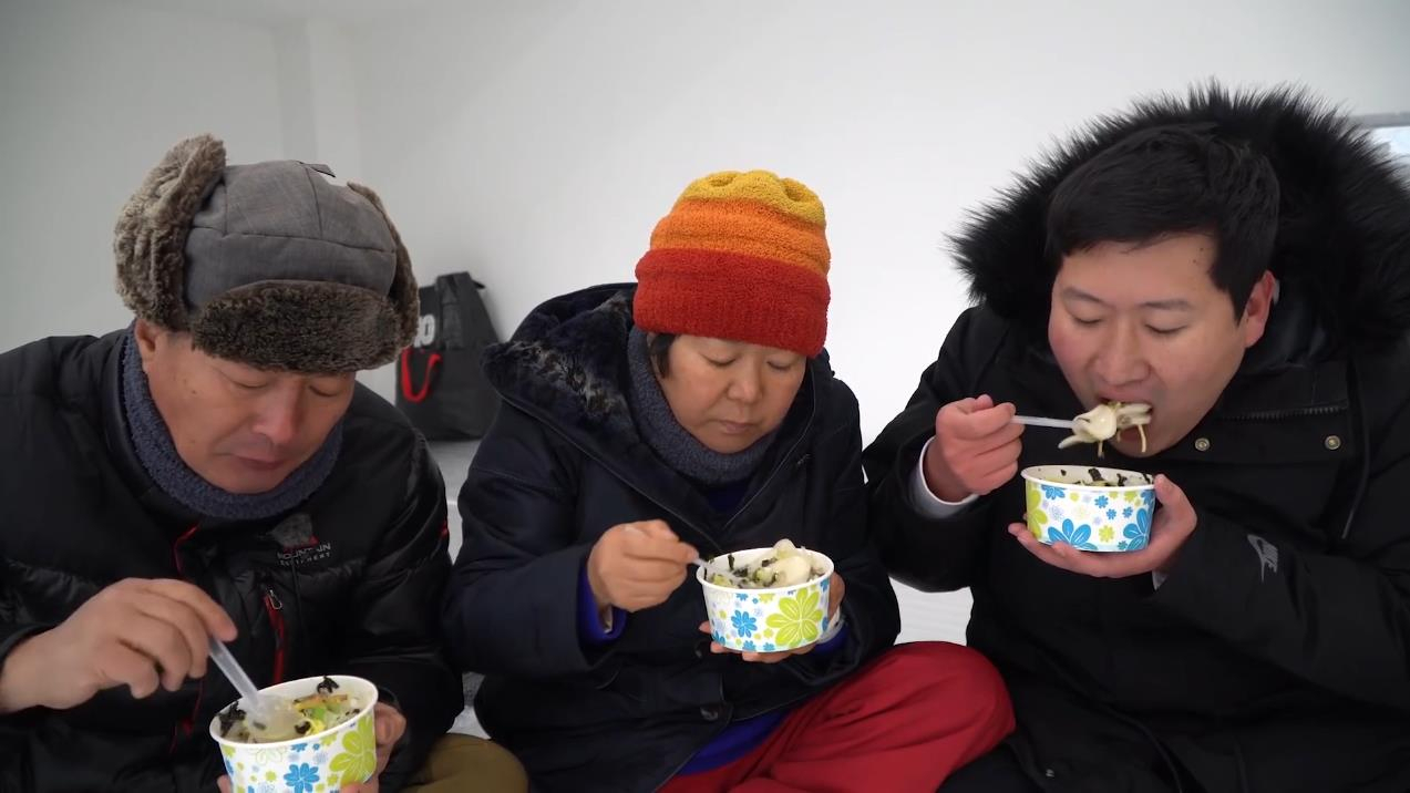 在超大型锅里煮12000人份的年糕汤!络绎不绝的人来吃了好多次!